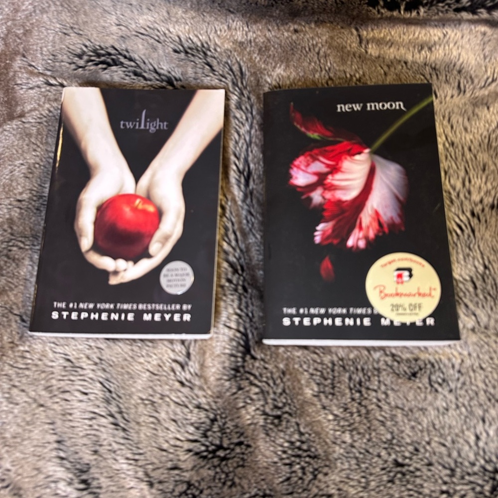 NEW Set of 2 First Edition Paperback Twilight& New Moon By Stephanie Meyer Books